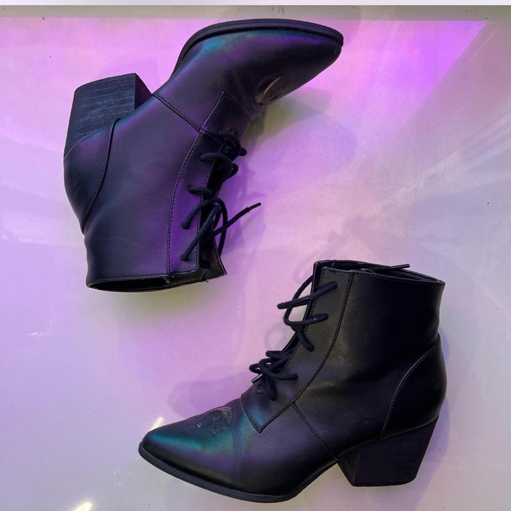 YRU Aura boots